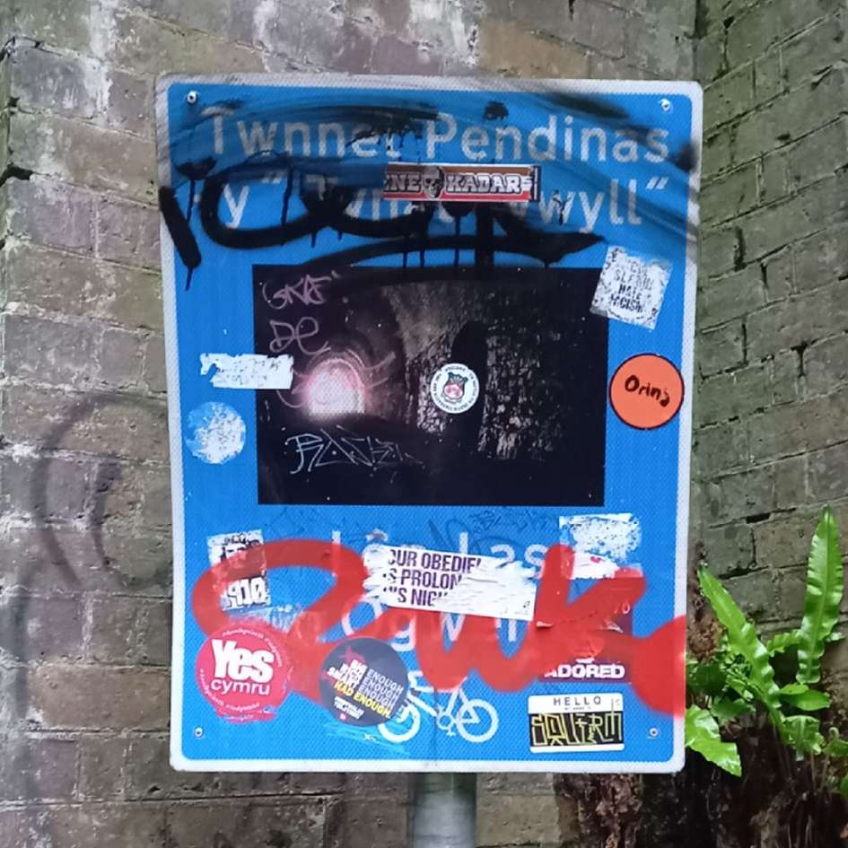 Graffiti Remover For Reflective Signs - Image 3